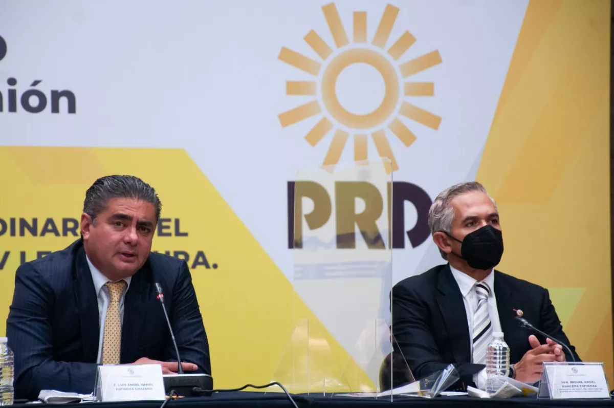 Luis Cházaro, coordinador de la bancada perredista en la Cámara de Diputados y Miguel Ángel Mancera, coordinador de los Senadores del PRD.