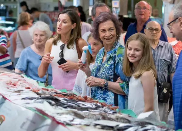 Letizia y Sofía fueron captadas paseando este verano.
