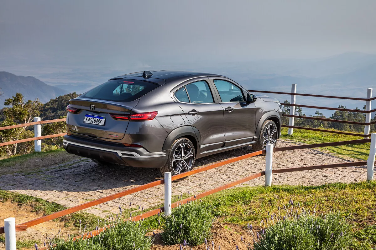 Imagen del Fiat Fastback estacionado en un mirador desde donde se aprecia en un espectacular paisaje panorámico.