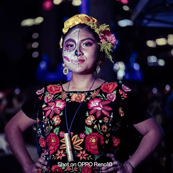 Foto tomada con el OPPO Reno10 de una persona caracterizada de catrina, durante el Día de Muertos 2023