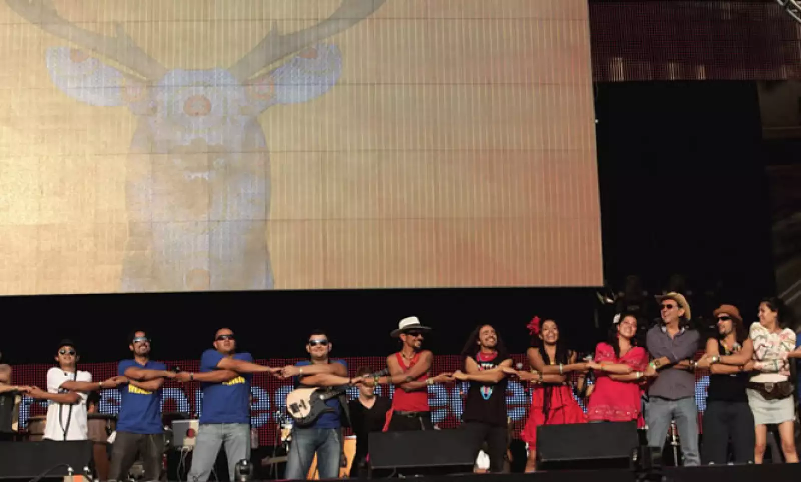 El AHO colectivo organizó el festival de este sábado. El grupo, liderado por Rubén Albarrán, está conformado por Venado Azul, Poncho Figueroa (Santa Sabina), Roco Pachukote (ex Maldita Vecindad y Sonidero Meztizo), Lengualerta, Héctor Guerra (Pachamama Cr