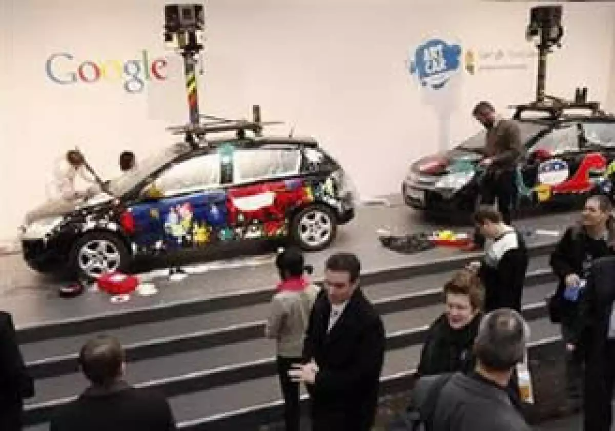 La flotilla de coches que Google usa para fotografiar calles para Street View captó datos que podrían incluir correos y contraseñas. (Foto: Reuters)