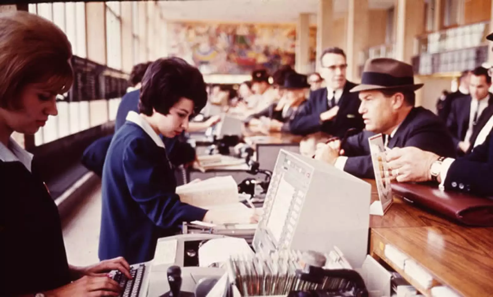 IBM y American Airlines presentaron el primer sistema de reservaciones para aerolíneas basado en computadoras, denominado SABRE. Este sistema sentó las bases para la tecnología bancaria en Internet.