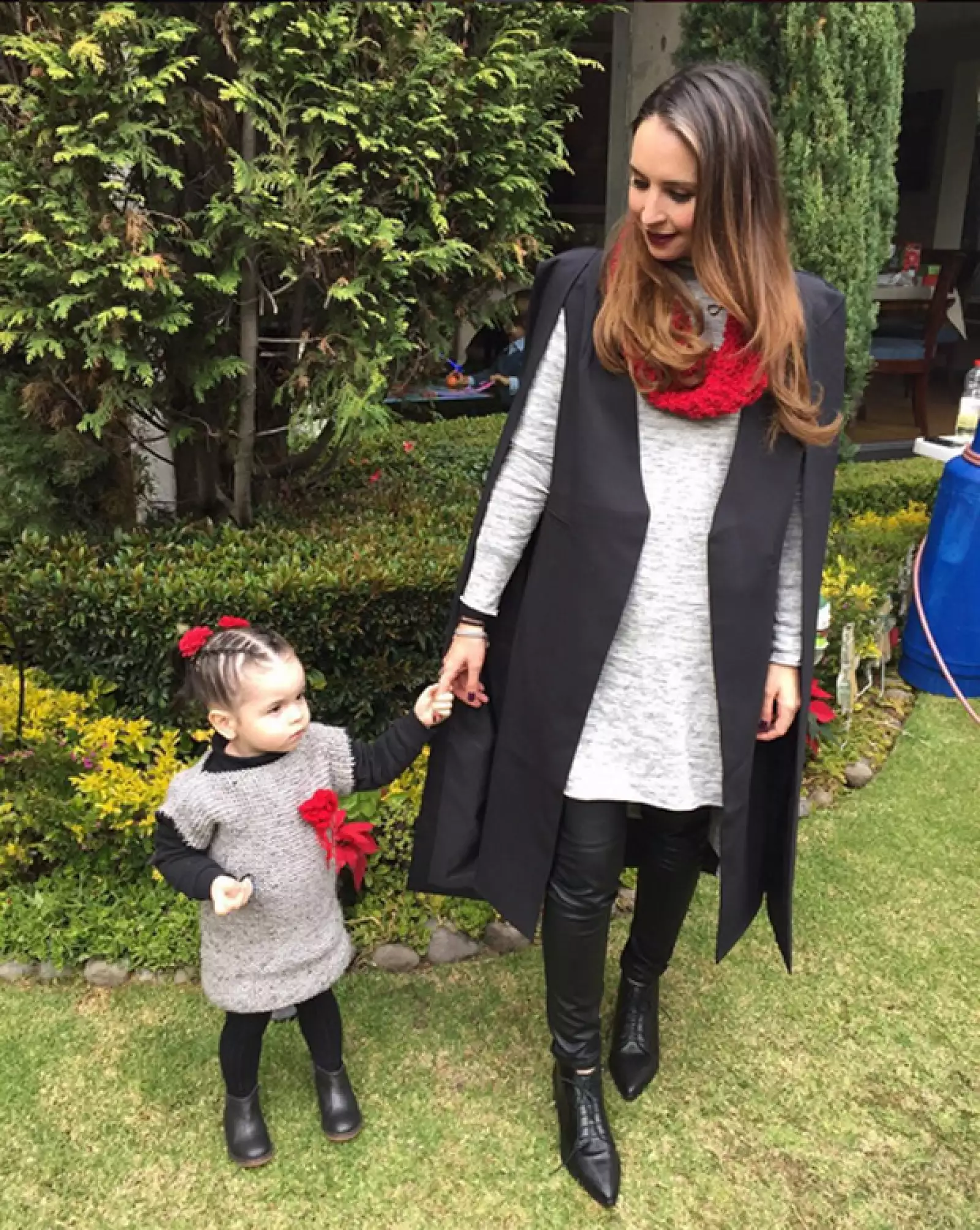 Andrea está transmitiendo a la pequeña Regina su pasión por la moda.