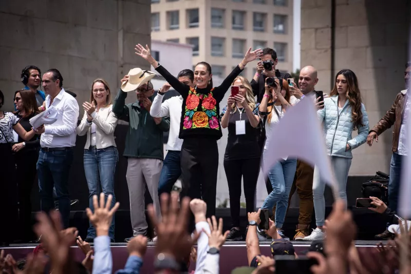 En el marco del cierre de su gira por el país, la ex Jefa de Gobierno de la capital y hoy aspirante a la candidatura presidencial por parte de MORENA, Claudia Sheinbaum, encabezó una asamblea informativa en la explanada del Monumento de la Revolución.