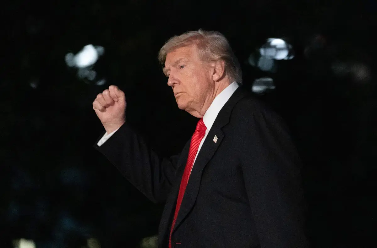 El presidente de los Estados Unidos, Donald Trump, hace un gesto mientras camina por el South Lawn al llegar a la Casa Blanca en Washington, DC, el 2 de noviembre de 2025. Trump está regresando a la Casa Blanca desde su residencia en Mar-a-Lago, Florida, donde pasó el fin de semana.