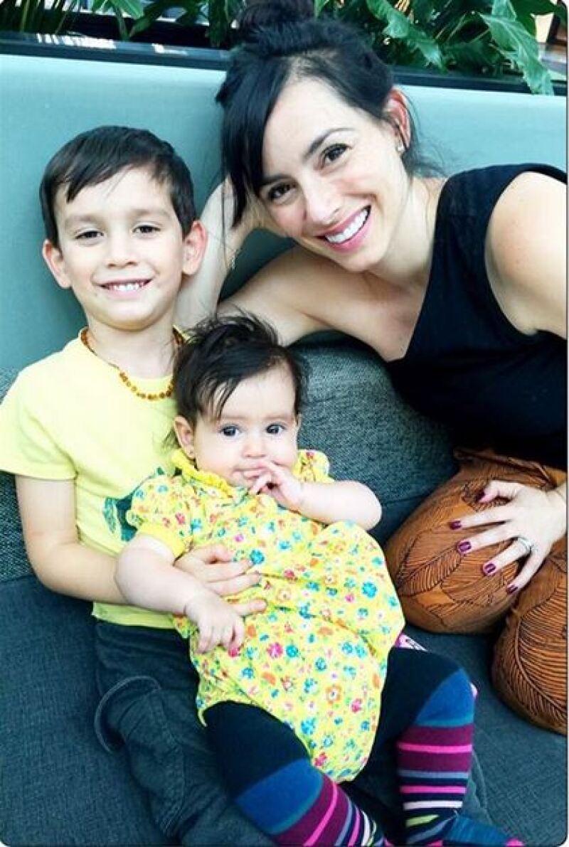 La actriz y conductora publicó una imagen junto a los pequeños Iam y Elah, demostrando así que una de sus facetas favoritas es la de mamá.