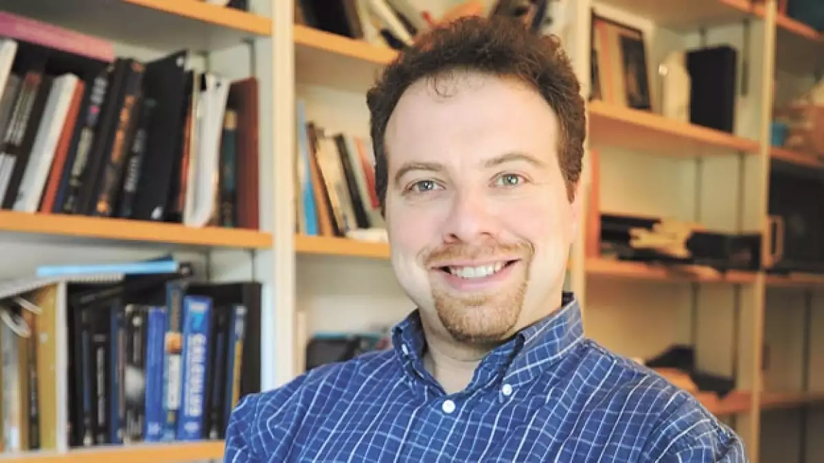 El astrónomo Adam Reiss posa para la prensa