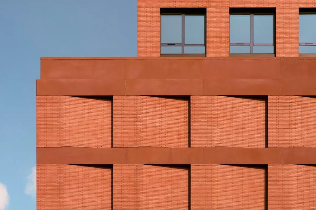 Fachada del edificio Ray Harlem en Nueva York, diseñado por la mexicana Frida Escobedo.