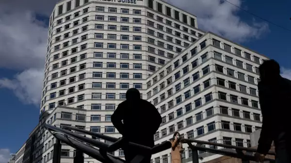 (Fachada de edificio corporativo de Credit Suisse en Londres)