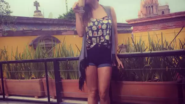 La sexy esposa de Aarón Díaz aprovechó las vistas del pueblo mágico mexicano para presumir sus mejores looks de primavera.