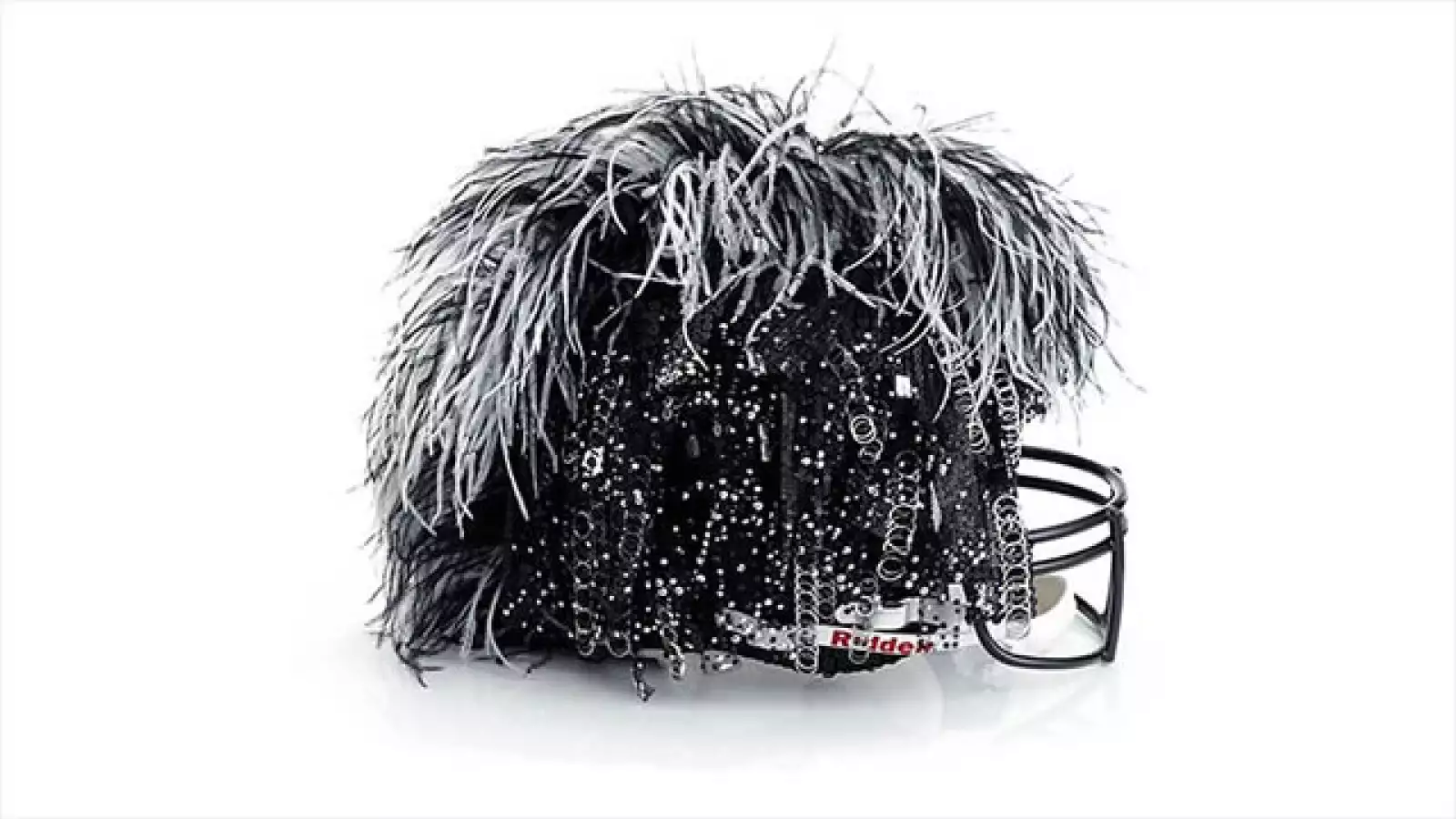 Su especialidad es crear piezas de alta costura basadas en el "layering", Tadashi Shoji hace este diseño con aires "rocker", con una base de lentejuelas negras, plumas y estoperoles.