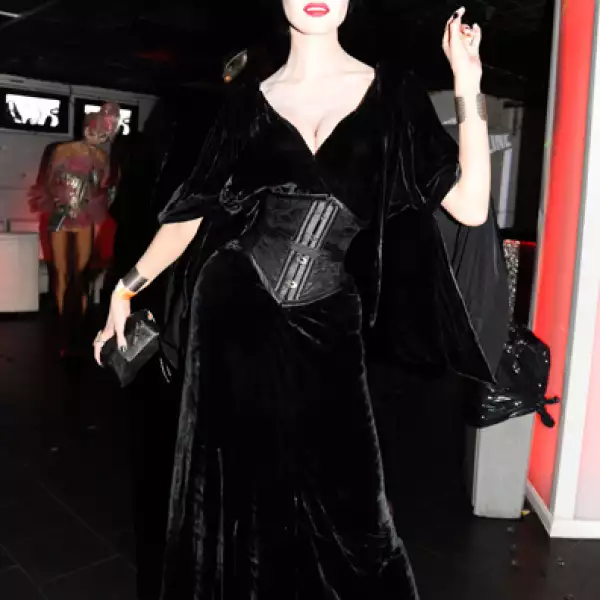 Aún no sabemos de qué se disfrazó Ana Beatriz Barros, pero tanto su top como su minifalda tenían un diseño similar al de El Hombre Araña.