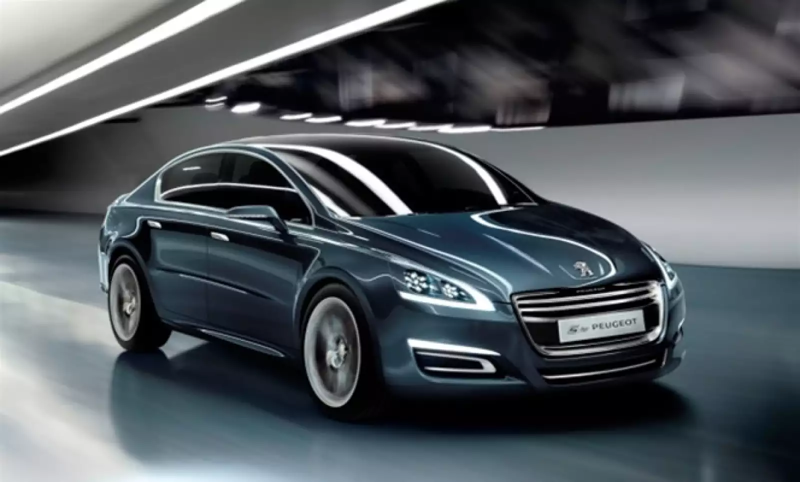 El diseño está basado en la búsqueda de volúmenes perfectamente puros y equilibrados. Las líneas de la carrocería de tres cuerpos se encadenan sin rupturas del inicio del capó hasta el maletero.