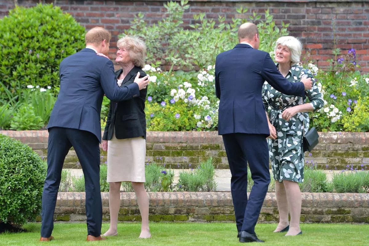 William y Harry saludando a las hermanas de Diana, sus tías Lady Sarah McCorquodale y Lady Jane Fellowes. 
