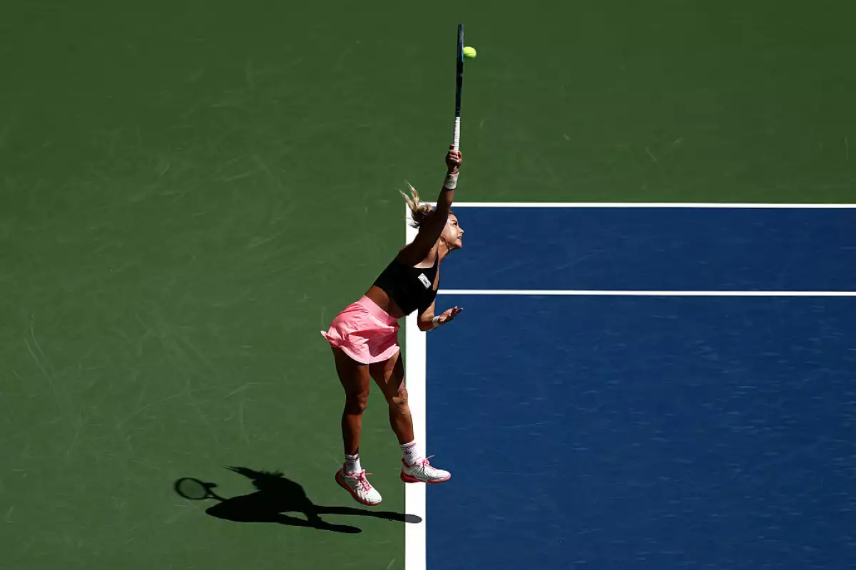Foto de Renata Zarazúa lanzando la pelota en el juego de tenis contra Madison Keys, durante el US Open 2025.