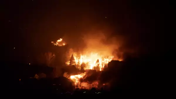 Casas destruidas y personas con orden de evacuación por incendio en Colorado.