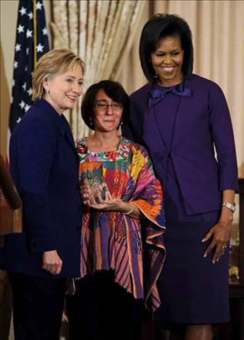 La secretaria de Estado y la primera dama de EU otorgaron a la guatemalteca Norma Cruz y a otras siete féminas destacadas del mundo el Premio Internacional a las Mujeres de Coraje.