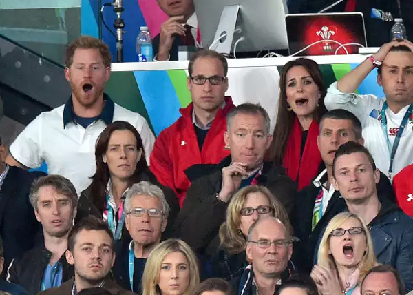 Sus caras demuestran que son miembros de la realeza fuera de pose.