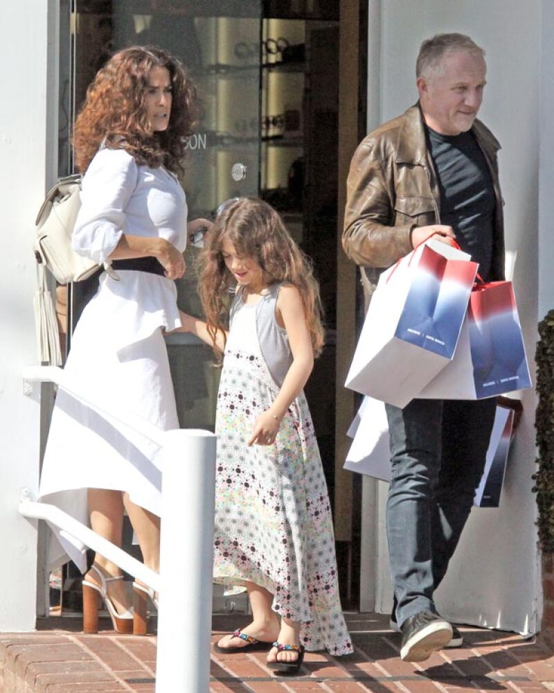 Después de desayunar, la famosa familia se dirigió de shopping a Fred Segal, donde como todo un caballero François-Henri Pinault cargó las compras de su esposa.