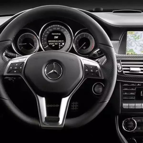 Un detalle a resaltar, y que habla de la orientación que tiene este sedán, es el volante que en la parte baja está recortado y en la posición en la que van las manos encontramos una hendiduras para darle una sensación más deportiva y mayor agarre.