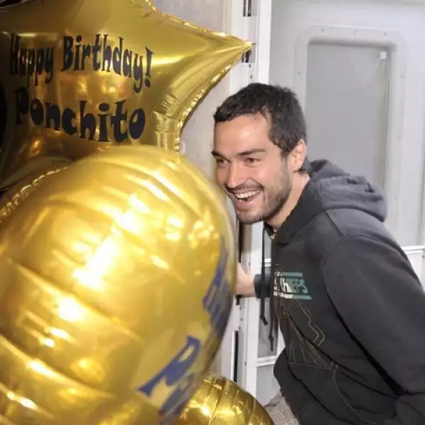 Su camper estaba forrado como regalo.