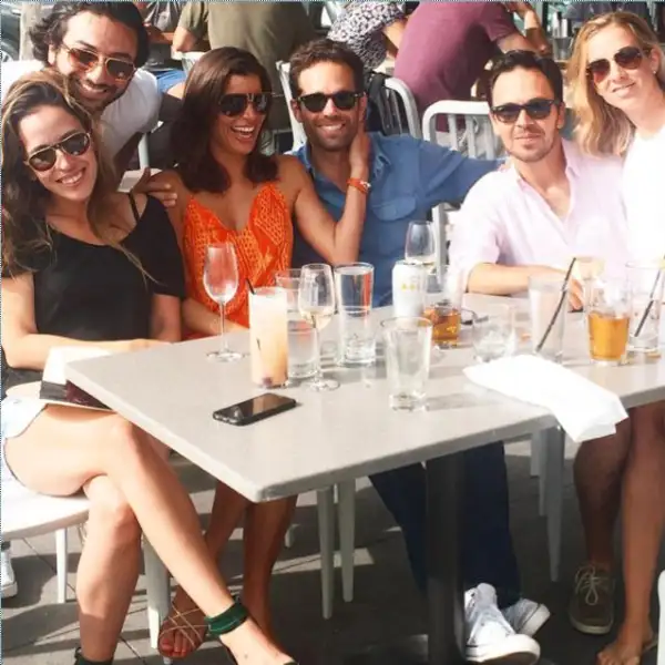 La exitosa pareja ha celebrado su romance con grandes amigos.
