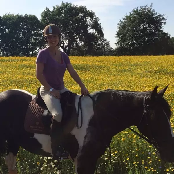 Elsa Pataky confesó que uno de sus pasatiempos favoritos es montar a caballo. Vaya que le queda bien.