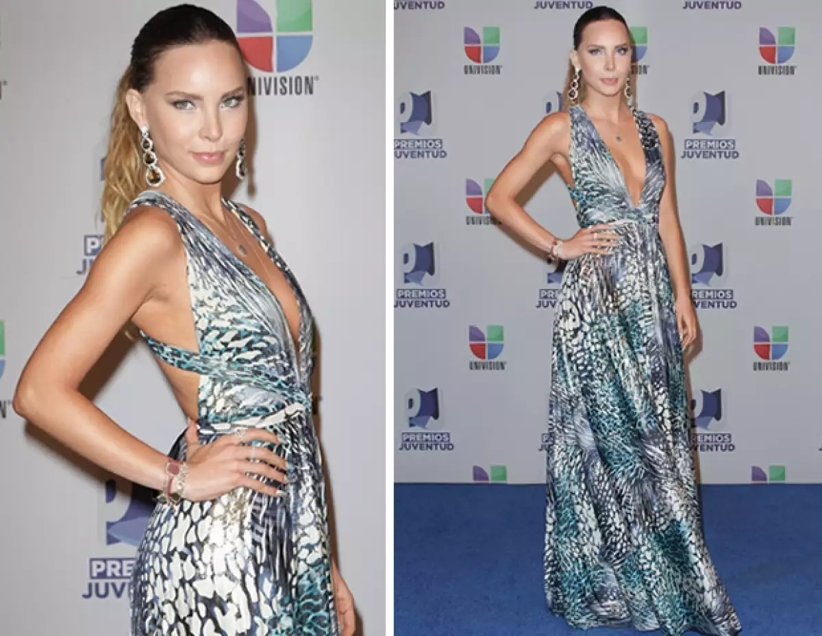 La dos cantantes sobresalieron por su fresco estilo en la entrega de los Premios Juventud, realizada en Miami.