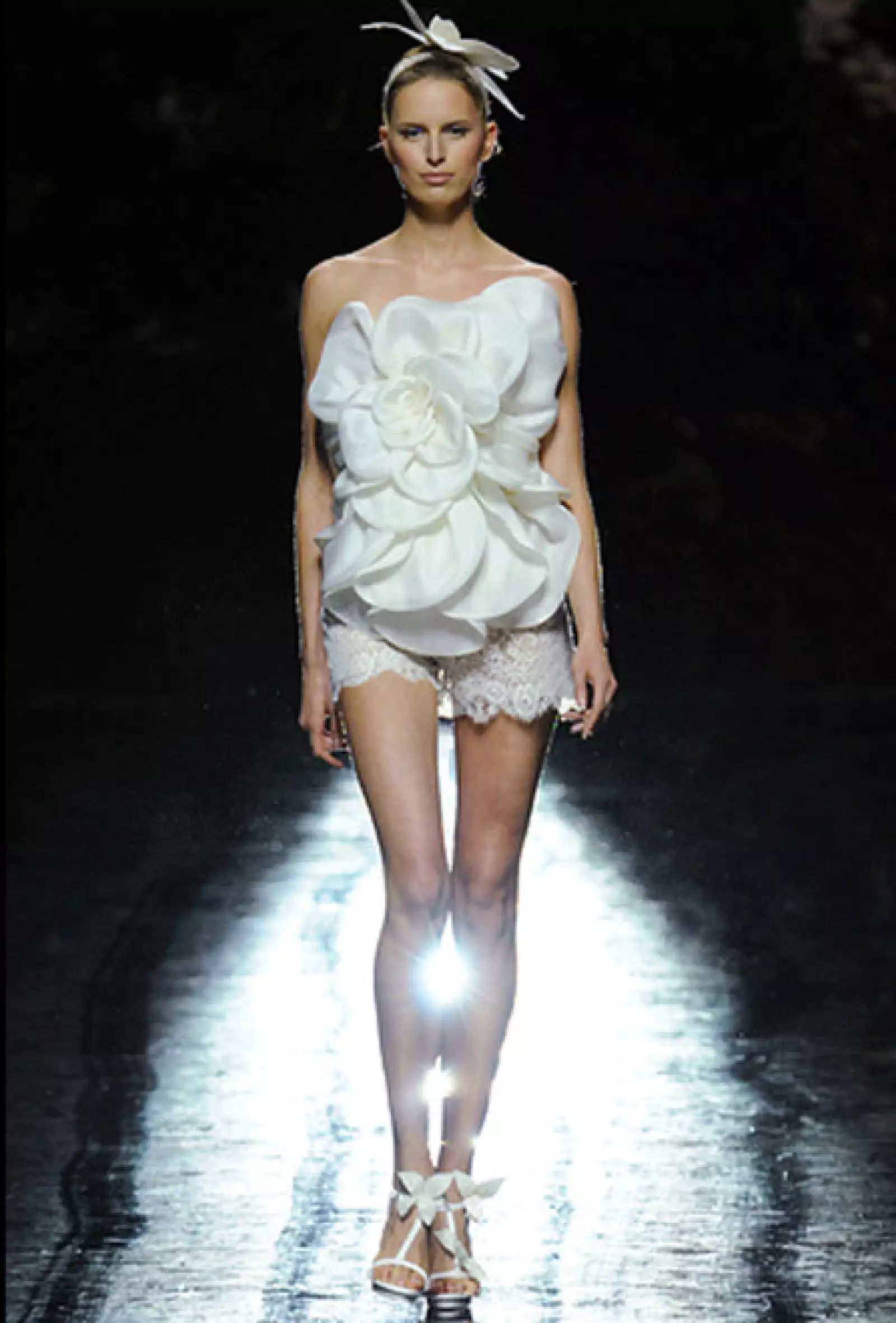 Vestidos cortos con reminiscencia a flores conformaron la propuesta de Pronovias.