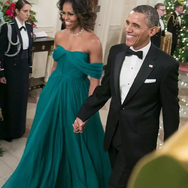 Michelle deslumbró en la gala del "Kennedy Center Honoree" con un vestido tipo griego color esmeralda de la firma Marchesa.