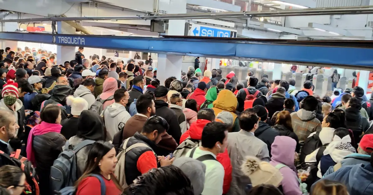Andenes de la Línea 2 del Metro de la Ciudad de México saturados de pasajeros, con señalización hacia Tasqueña.