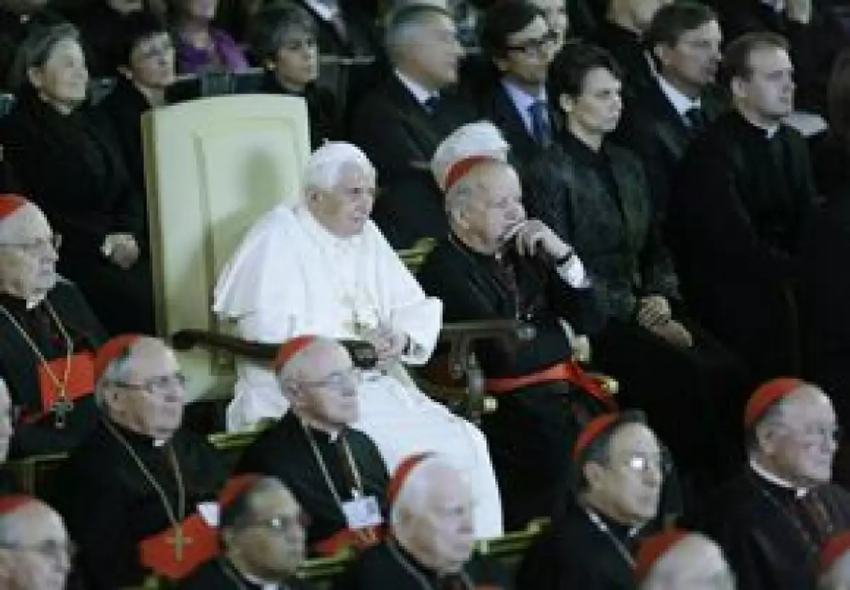 El líder de la iglesia católica presenció el estreno de un cinta basada en su antecesor.