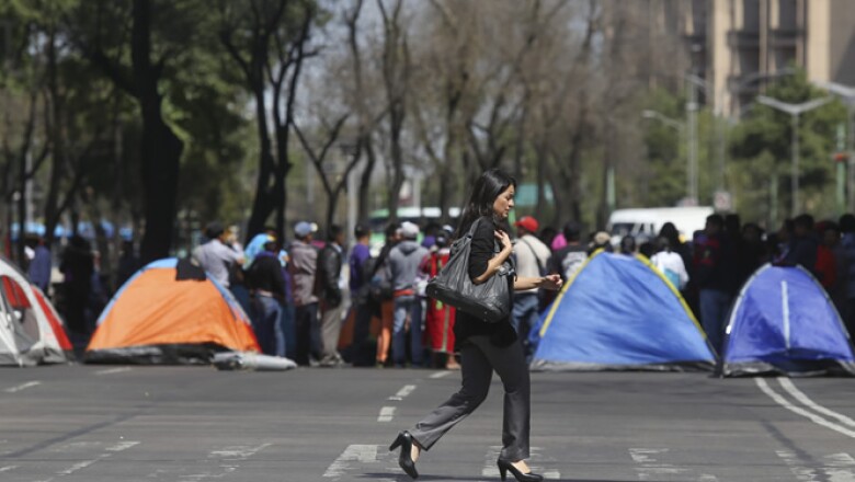 Autoridades del DF cerraron la circulación en ambos sentidos de Reforma, entre avenida de los Insurgentes y Violeta.