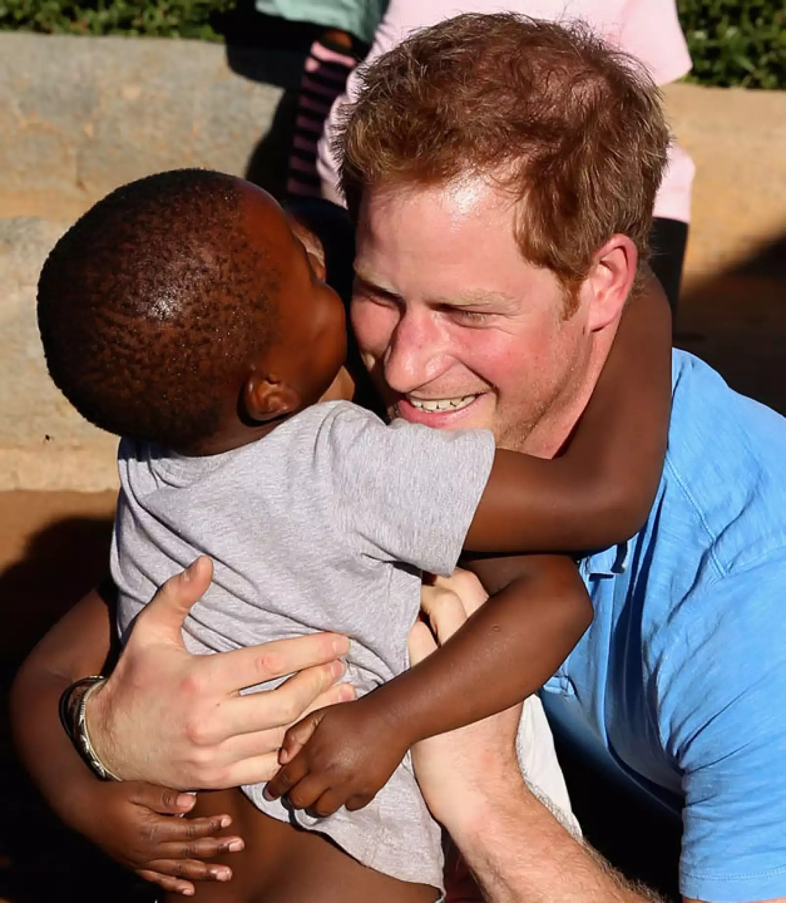 Harry se mostró del mejor humor y con la mejor actitud durante su convivencia con los niños que tuvieron oportunidad de conocer.