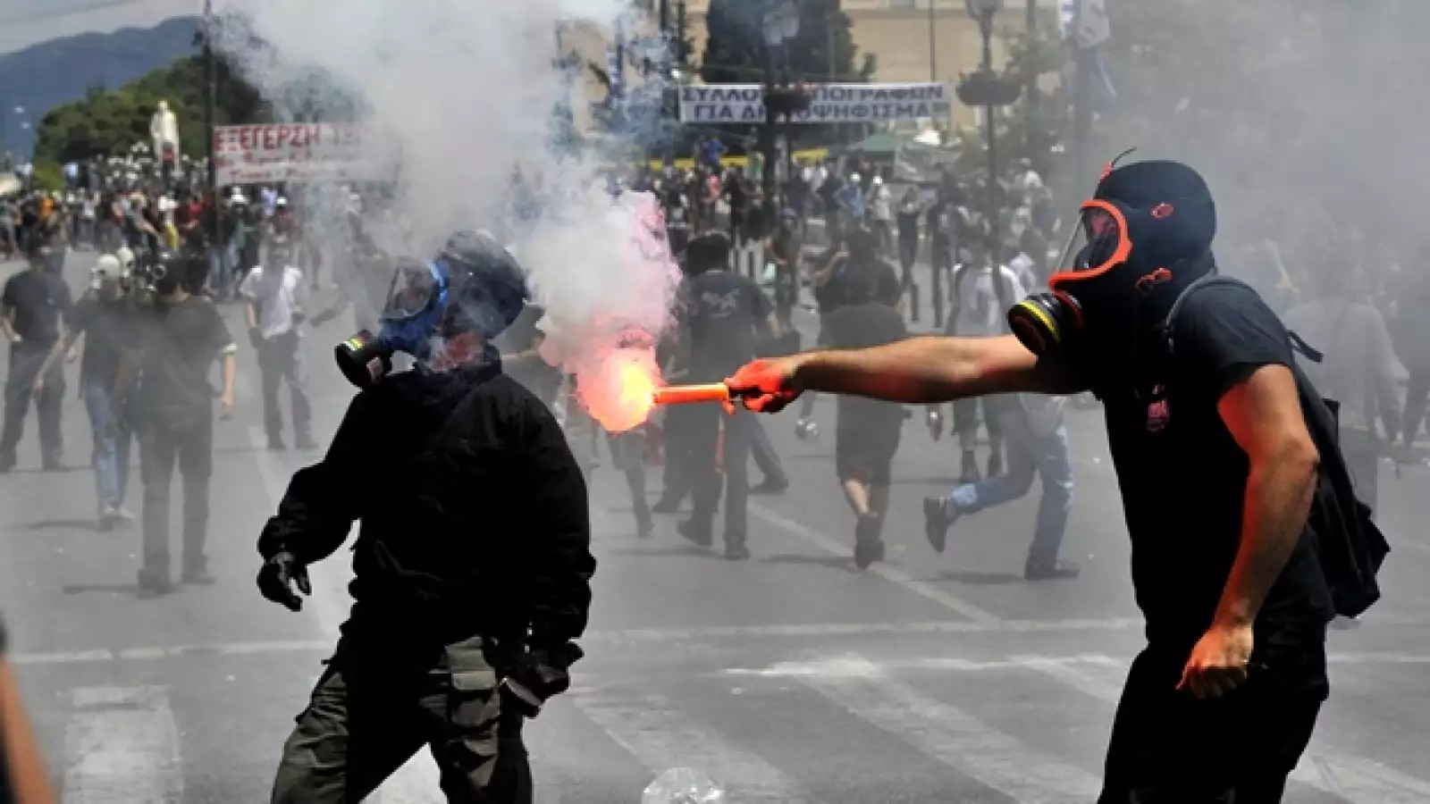 manifestantes con mascaras de gas