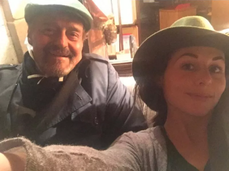 La actriz  confirmó que su padre, el actor Gonzalo Vega, se encuentra estable, tras ser hospitalizado y agradeció las muestras de cariño.