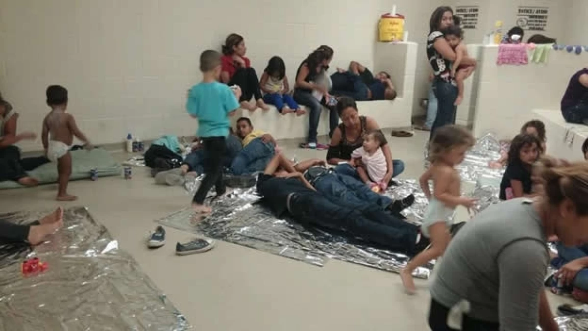 Un centro de detención de inmigrantes al sur de Texas, en el que se muestra a menores centroamericanos que viven momentos difíciles