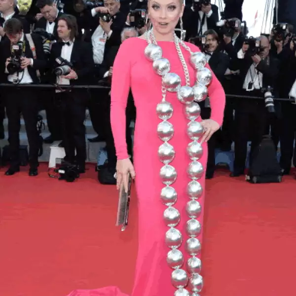 Elena Lenina- Una vez más decidió ser el centro de atención, ahora con un enorme collar, que lejos de ser original sorprendió por el mal gusto.