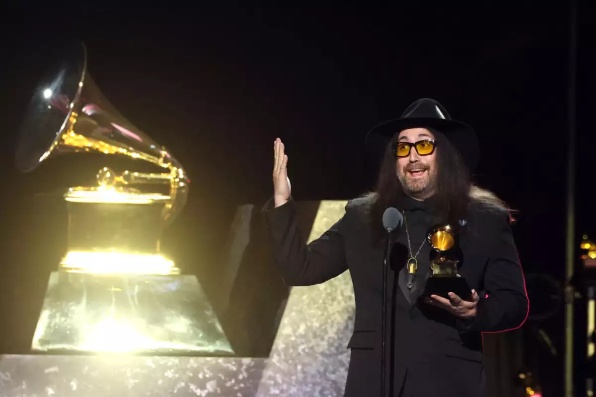 Foto de Sean Lennon recibiendo el Grammy a Mejor interpretación de rock, a nombre de Los Beatles, por la canción "Now and Then"