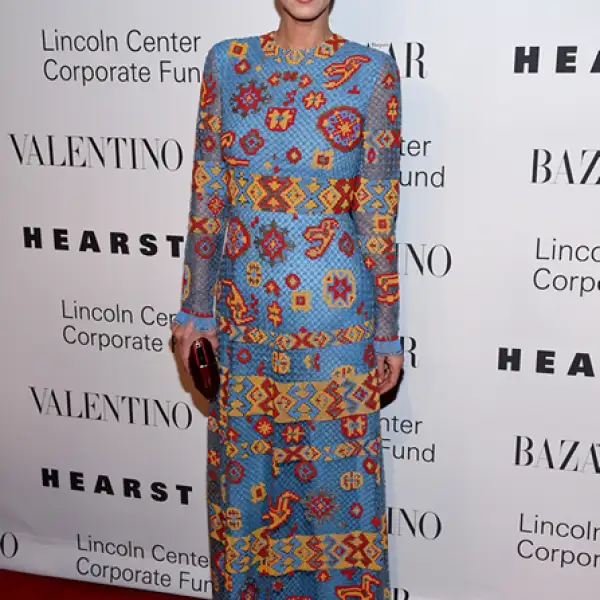 La heredera de los hoteles Hilton llegó a la fiesta de Valentino en un vestido de la colección Spring 16 de la firma italiana y lo complementó con el miniaudiére `Gaia´de Yliana Yepez.