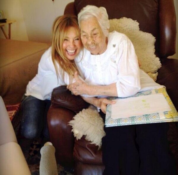Thalía y su abuelita
