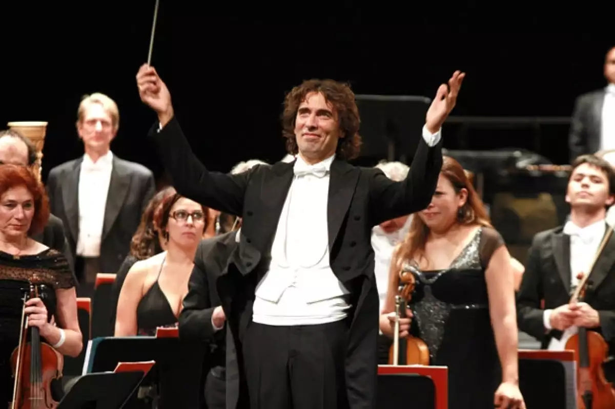 Para desearle muy feliz cumpleaños a la actriz italiana, su hijo Carlo Ponti, ofreció un memorable concierto en el Teatro de la Ciudad, al que asistieron varios personajes importantes.