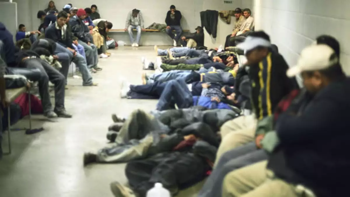 Inmigrantes ilegales en un centro de detención de Arizona