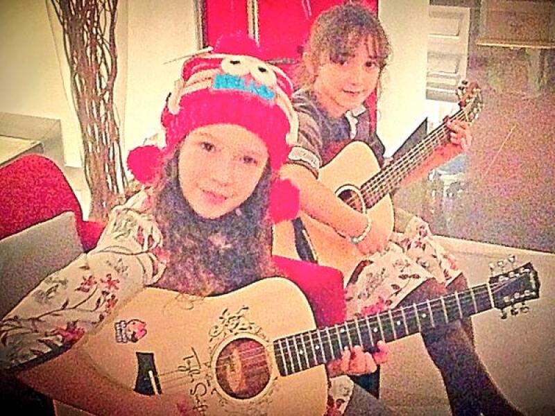 Mía y Nina han heredado el gusto por la música de su papá.