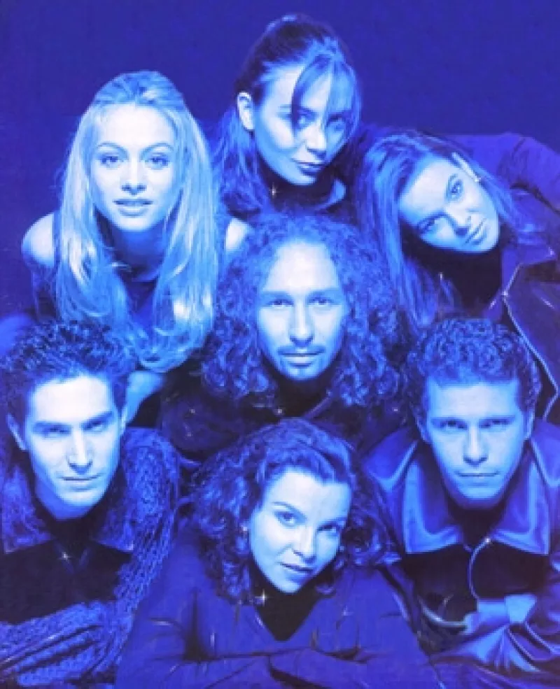 La cantante mexicano confesó que su mamá nunca le cortó el pelo pues quería que lo tuviera salvaje y desarreglado, muy bohemio y europeo. Y este estilo se lo ha pasado a su hijo.