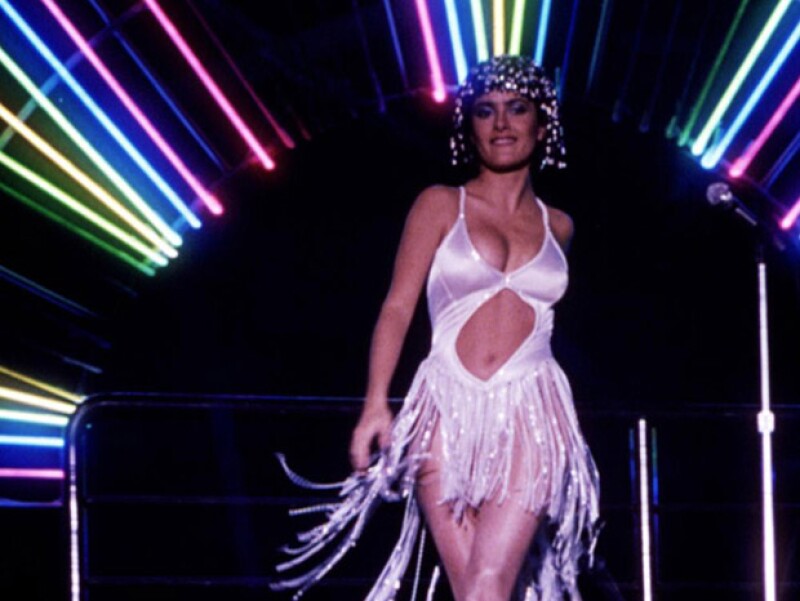 Salma, toda una cantante al estilo disco en la película 54.