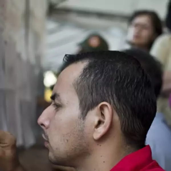 Venezolanos revisando lista electoral