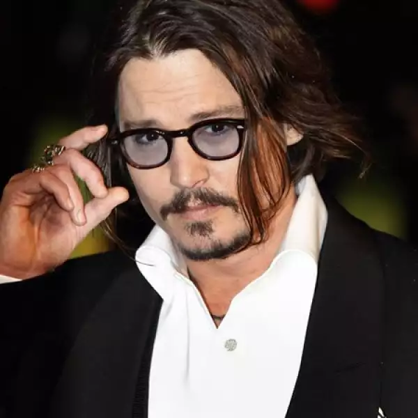 Johnny Depp es el Sombrerero Loco, uno de los personajes principales de la película. También es el mejor amigo de Burton. En una entrevista, Depp dijo que este trabajo fue `un sueño hecho realidad´.