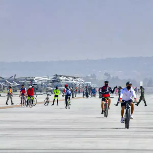 Ciclistas hacen rodada en el aeropuerto de Santa Lucía
